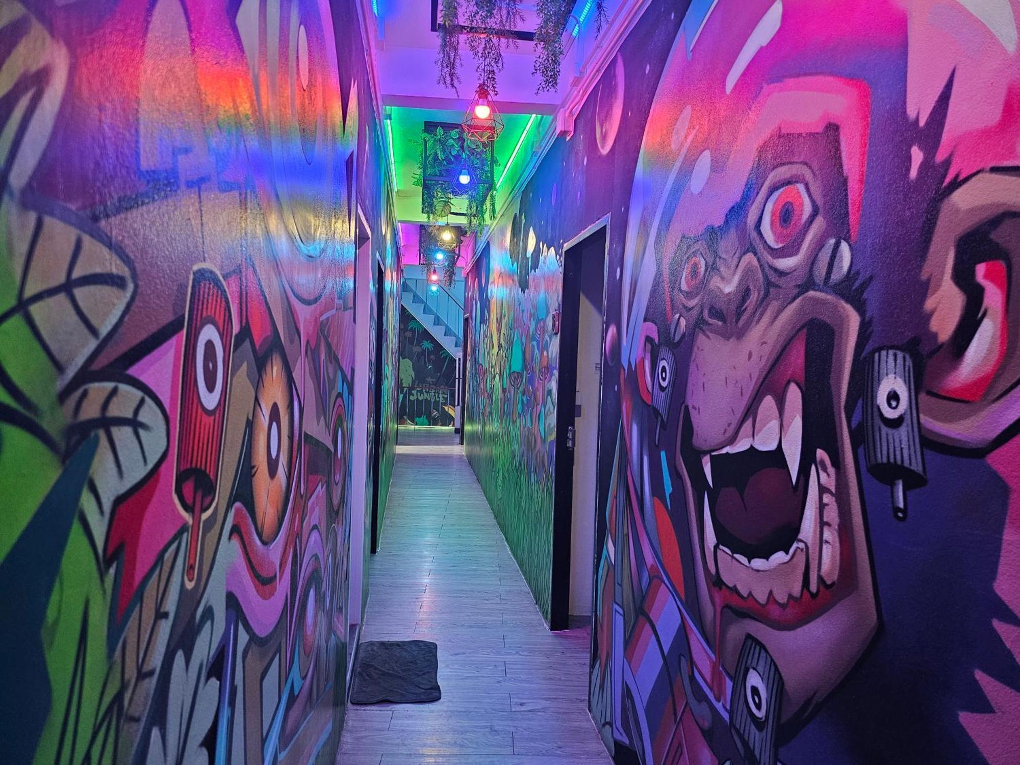 Urban Jungle Hostel Bangkok Ngoại thất bức ảnh