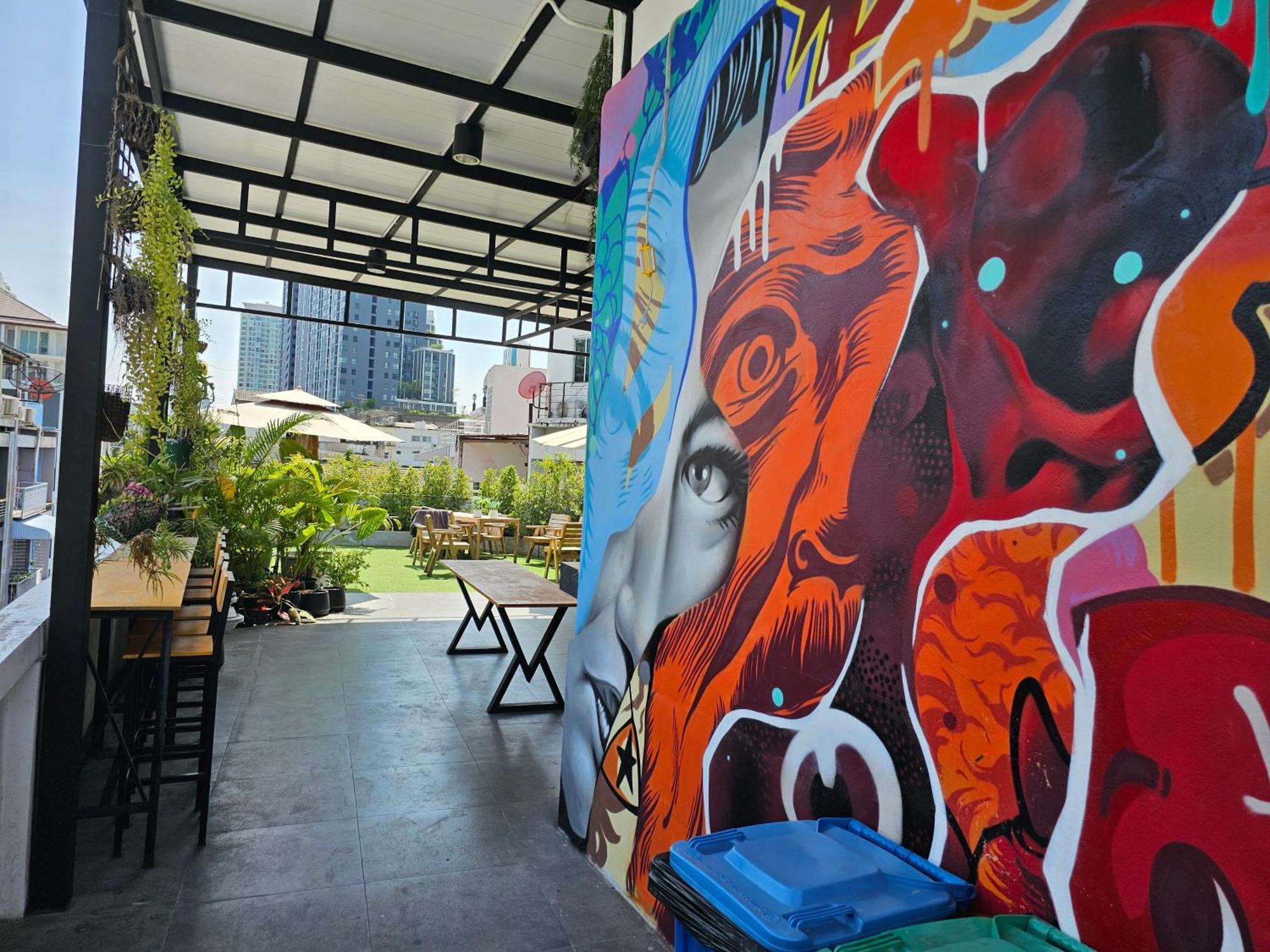 Urban Jungle Hostel Bangkok Ngoại thất bức ảnh