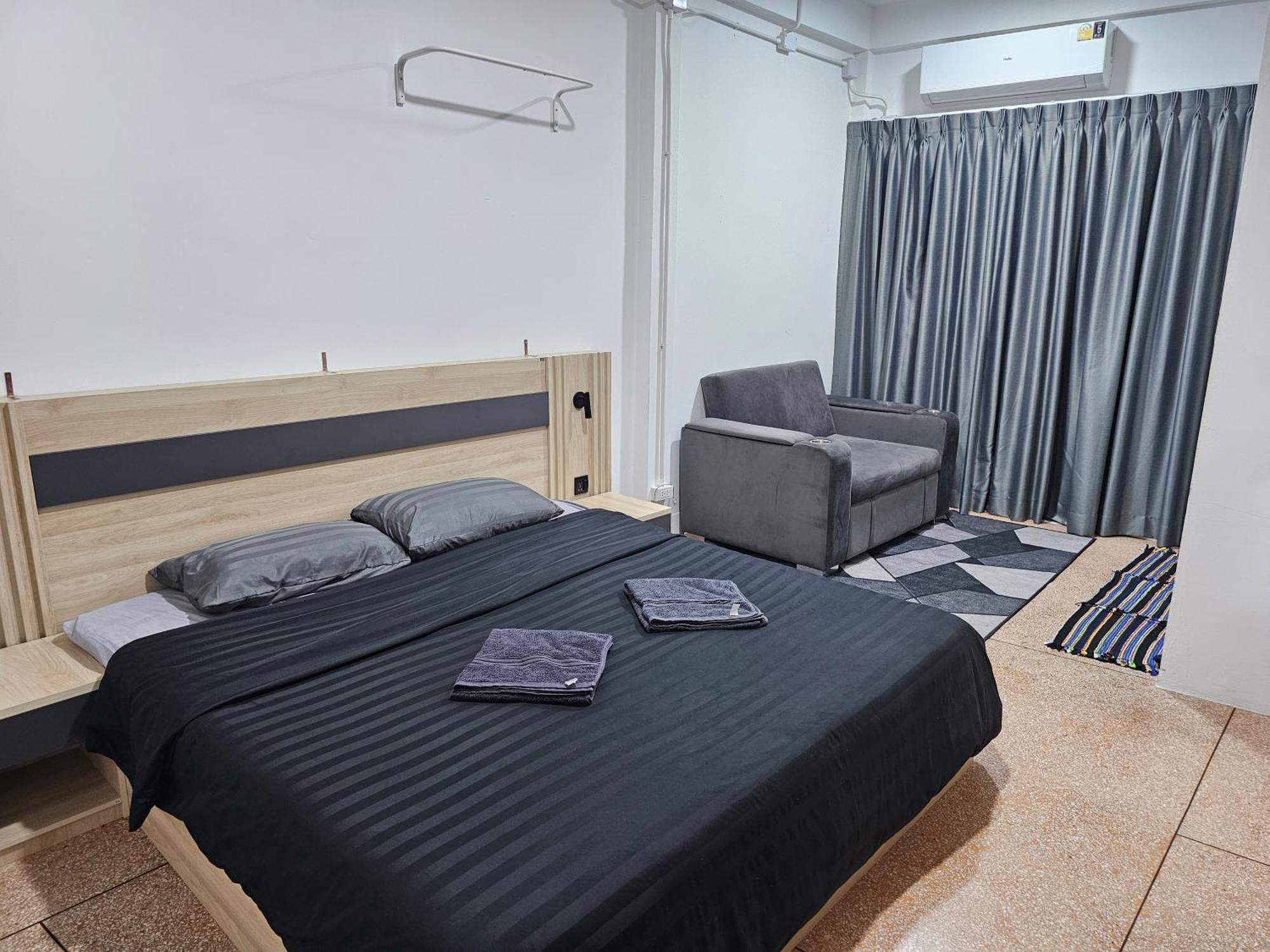 Urban Jungle Hostel Bangkok Ngoại thất bức ảnh
